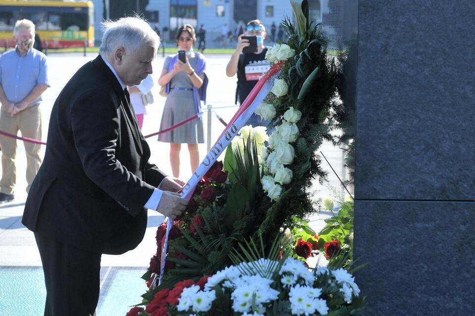 Prezes PiS Jarosław Kaczyński podczas uroczystości pod pomnikiem Ofiar Tragedii Smoleńskiej / autor: PAP/Radek Pietruszka