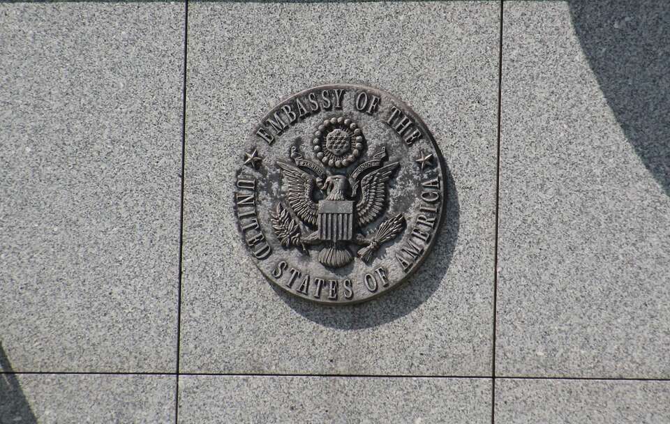 Na zdjęciu ilustracyjnym ambasada USA. Administracja Trumpa podejmuje kolejny krok w kierunku zaostrzenia polityki imigracyjnej / autor: Fratria