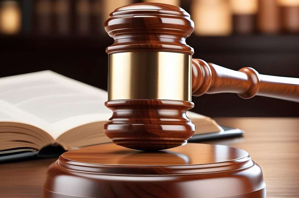 Polityczne trzęsienie ziemi w Norwegii. Parlament zażądał wszczęcia śledztwa ws. powiązań dyplomatów z Epsteinem. Na zdjęciu młotek sędziowski (zdjęcie AI) / autor: pixabay.com