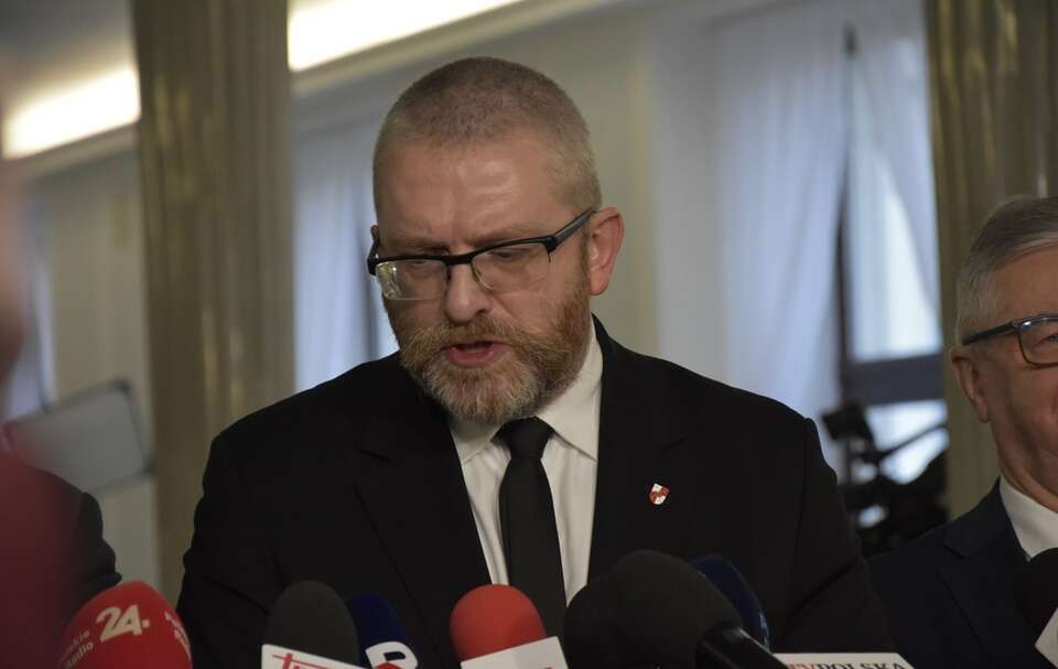PE przegłosował uchylenie immunitetu Grzegorza Brauna
