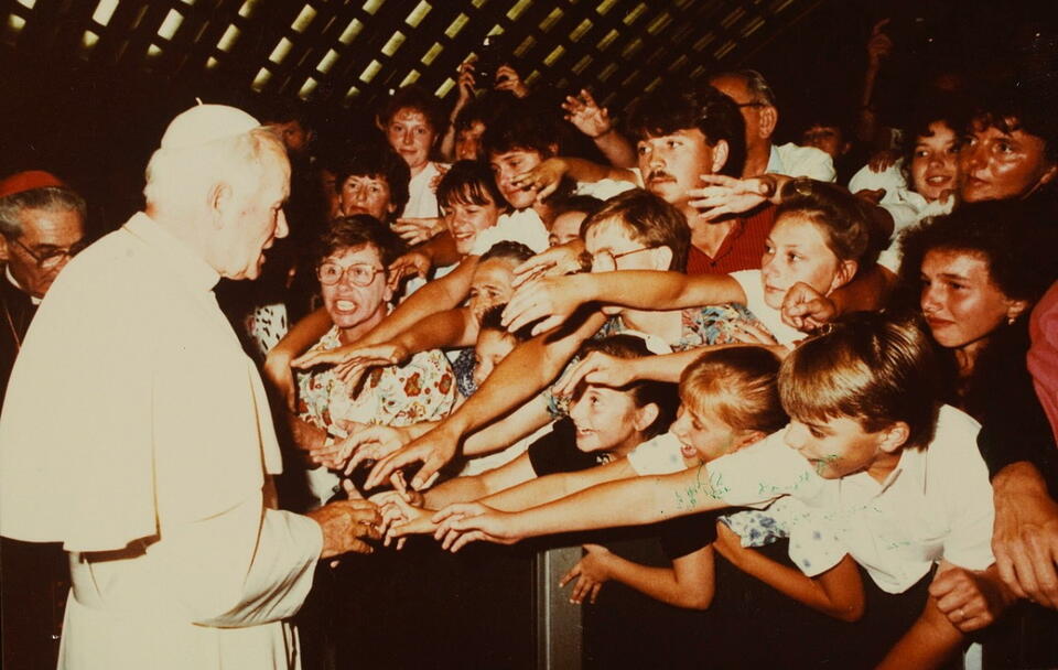 Jan Paweł II podczas spotkania z wiernymi w Rzymie (21.07.1990 r.) / autor: Wikimedia Commons - Centrum Myśli Jana Pawła II / Creative Commons Attribution 3.0 Poland