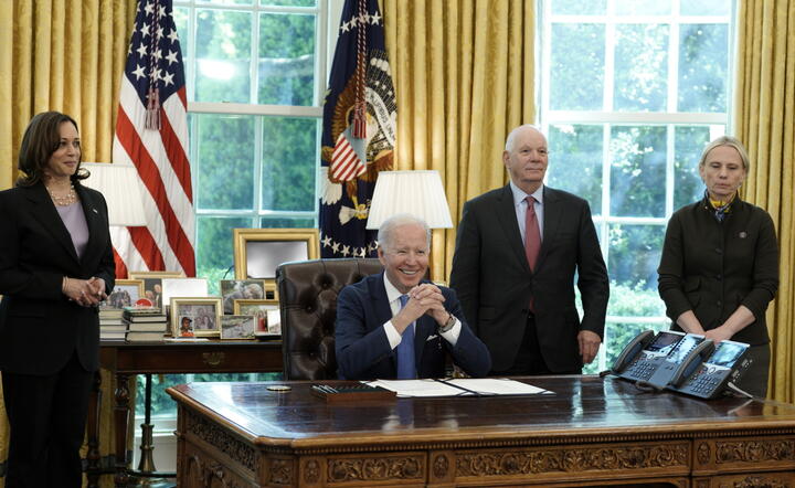 Joe Biden podpisuje Lend-Lease Act, 9.05.2022 / autor: EPA/PAP