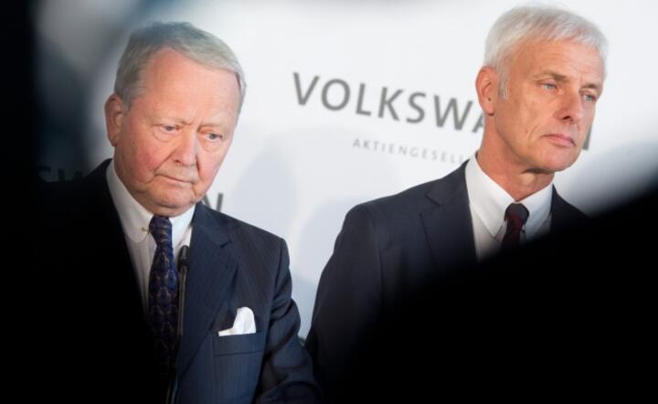 Członek rady nadzorczej koncernu VW Wolfgang Porsche i prezes zarządu VW Mathias Mueller - miny mówią same za siebie, fot. PAP/EPA/JULIAN STRATENSCHULTE 