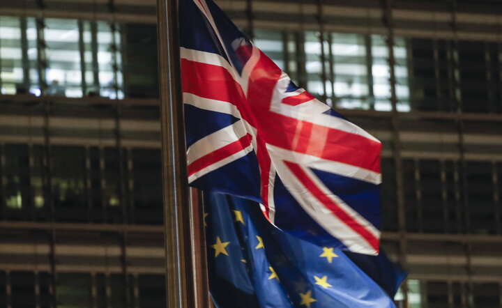 flagi Wlk.Brytanii i UE / autor: PAP/EPA/OLIVIER HOSLET