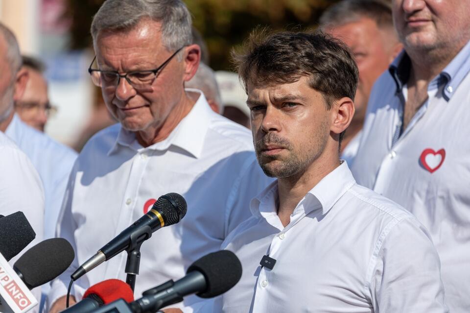 Lider AgroUnii Michał Kołodziejczak (P) podczas konferencji prasowej w ramach Obywatelskiej Kontroli Wyborów w województwie wielkopolskim. / autor: PAP/Paweł Jaskółka