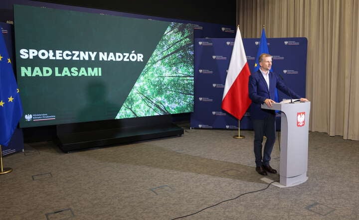 Wiceminister klimatu i środowiska Mikołaj Dorożała na konferencji prasowej / autor: PAP/Albert Zawada