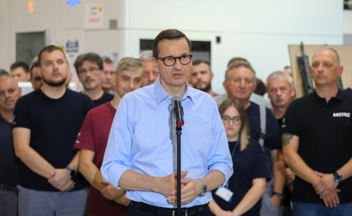 Premier Mateusz Morawiecki podczas wypowiedzi dla mediów w trakcie wizyty w Fabryce Broni "Łucznik" w Radomiu, 20 bm.  / autor: PAP/Paweł Supernak