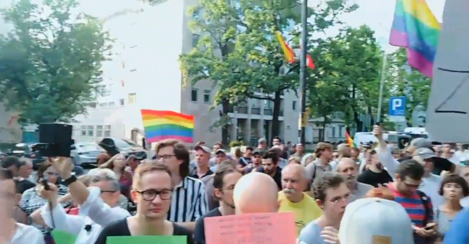 Manifestacja pod Nuncjaturą Apostolską w Warszawie / autor: screen Twitter KPH