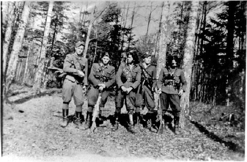 Od lewej: Aleksander Młyński "Drągal", Zbigniew Ejnberg "Powstańczyk", Antoni Suliga "Wichura", NN "Wicher" i "Daszko" - późniejszy zdrajca 