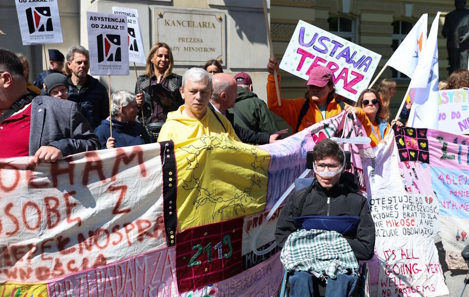 Protest osób z niepełnosprawnościami przed KPRM w Warszawie