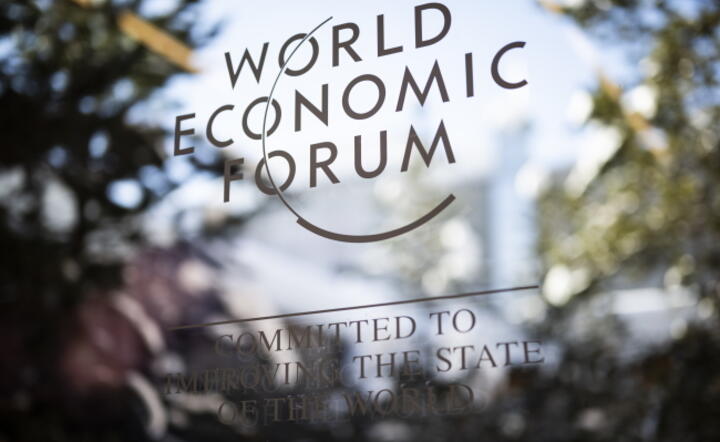 Podświetlone logo Światowego Forum Ekonomicznego (WEF) w Davos / autor: PAP/EPA/GIAN EHRENZELLER