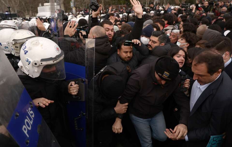 Turcję ogarnęły protesty  / autor: PAP/EPA/ERDEM SAHIN