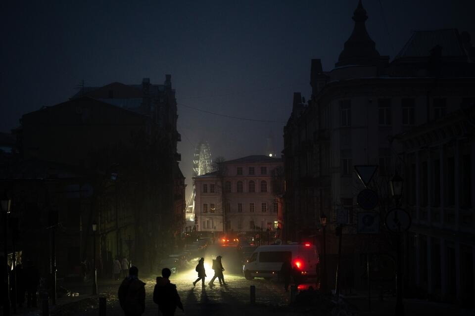Pogrążone w ciemnościach ulice w Kijowie, 10 bm. Dostawy prądu zostały odłączone po masowym rosyjskim ataku rakietowym na ukraińską infrastrukturę energetyczną. / autor: PAP/Viacheslav Ratynskyi