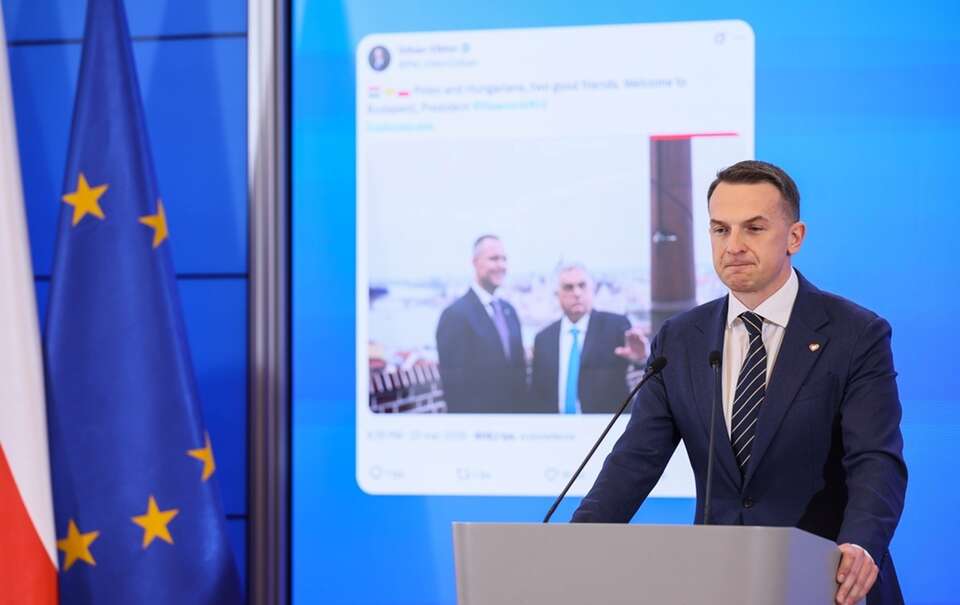 Rzecznik rządu Adam Szłapka na konferencji prasowej / autor: PAP/Leszek Szymański