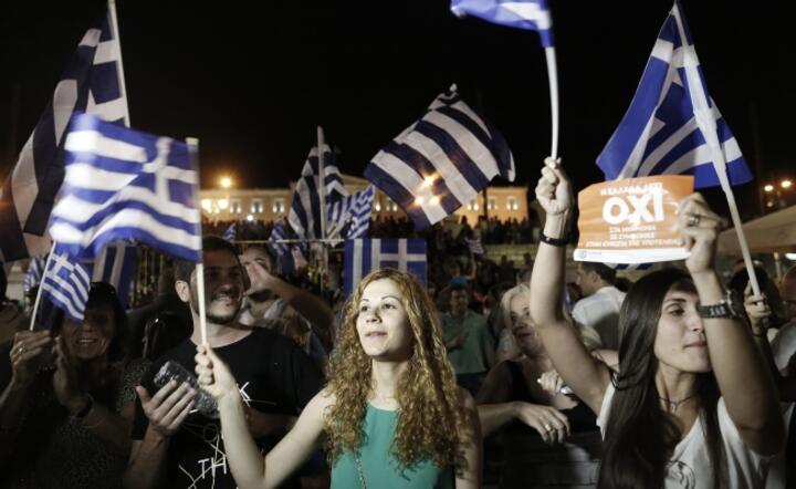 Wiec zwolenników rządu w centrum Aten świętuje wyniki referendum, fot. PAP/ EPA / Yannis Kolesidis
