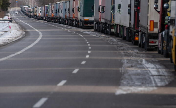 Kolejka ciężarówek do przejścia granicznego z Ukrainą w Dorohusku / autor: PAP/Wojtek Jargiło