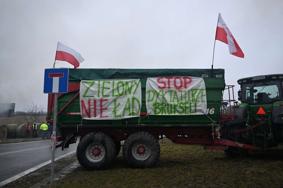 Protest rolników na drodze krajowej nr 28 przed polsko-ukraińskim przejściem granicznym w Medyce / autor: PAP/Darek Delmanowicz