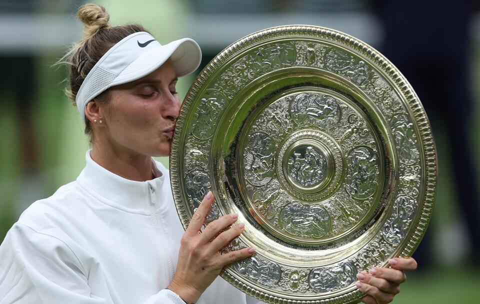 Marketa Vondrousova triumfuje w Wimbledonie / autor: PAP/EPA/NEIL HALL