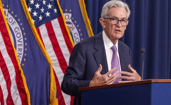 Jerome Powell, prezes Rezerwy Federalnej na konferencji po posiedzeniu Fed / autor: PAP/EPA/SHAWN THEW