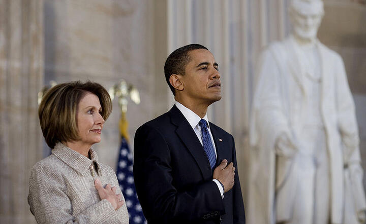 Obamacare było szczytowym osiągnięciem administracji Baracka Obamy. Na zdjęciu z Nancy Pelosi / autor: fot. Wikimedia Commons