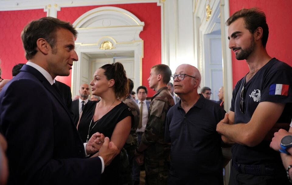 Emmanuel Macron i 24-letni Henri, prawdziwy bohater / autor: PAP/EPA/DENIS BALIBOUSE / POOL