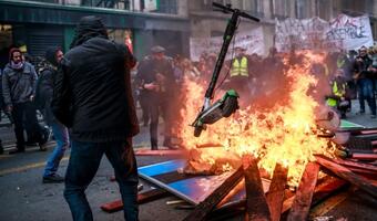W Paryżu strajki przeciw reformie emerytalnej; starcia z policją