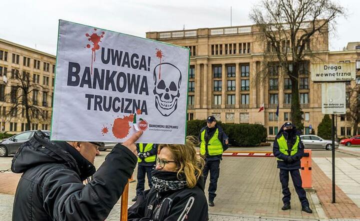 Protest przed Ministerstwem Finansów / autor: Fratria/Andrzej Skwarczyński