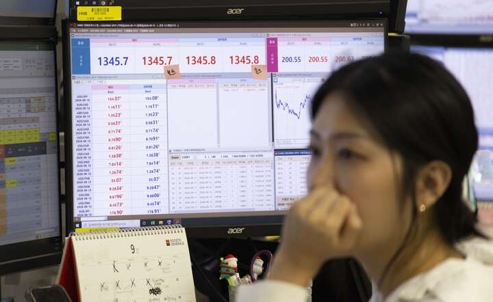 Dealer walutowy południowokoreańskiego Hana Bank, 14 września 2026 / autor: PAP/ EPA/JEON HEON-KYUN