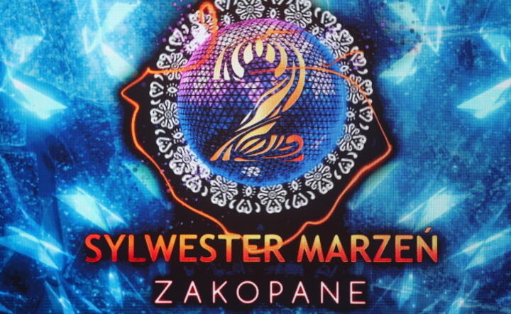 Logo koncertu 'Sylwester Marzeń z Dwójką' prezentowane na Górnej Równi Krupowej w Zakopanem / autor: PAP/Łukasz Gągulski