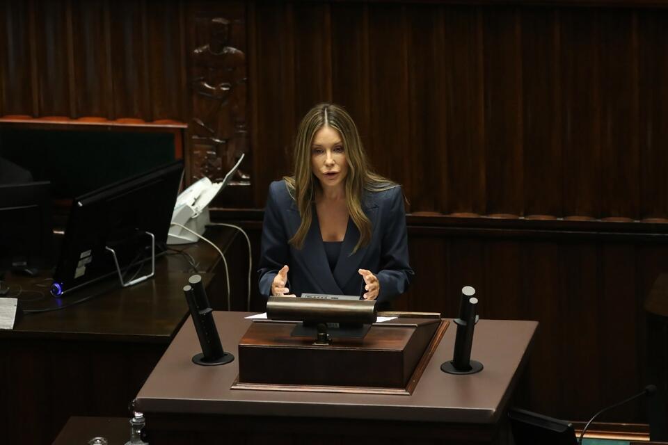 Małgorzata Rozenek-Majdan przemawia na sali obrad Sejmu / autor: PAP/Albert Zawada