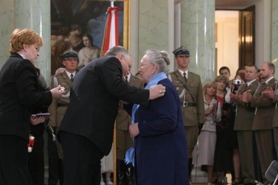 Lech Kaczyński odznacza Annę Walentynowicz Orderem Orła Białego. 3 maja 2006. Fot. prezydent.pl