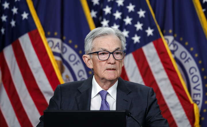 Dla prezesa Jerome Powella to posiedzenie Fed był jednym z ostatnich; jego kadencja upływa w 2026 r. / autor: PAP/EPA/WILL OLIVER 