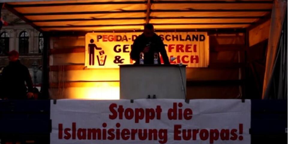 youtube.com: antyimigrancki wiec PEGIDy w Dreźnie