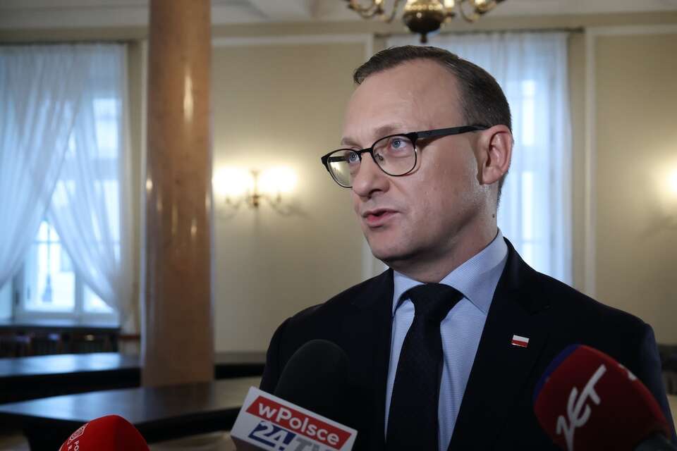 Rzecznik prezydenta RP Rafał Leśkiewicz podczas demontażu Okrągłego Stołu w Pałacu Prezydenckim w Warszawie. / autor: PAP/Albert Zawada