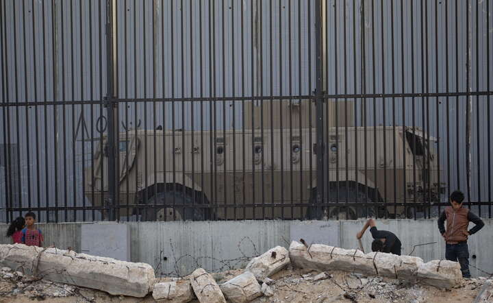 Obóz wysiedlonych Palestyńczyków w Rafah / autor: PAP/EPA/HAITHAM IMAD