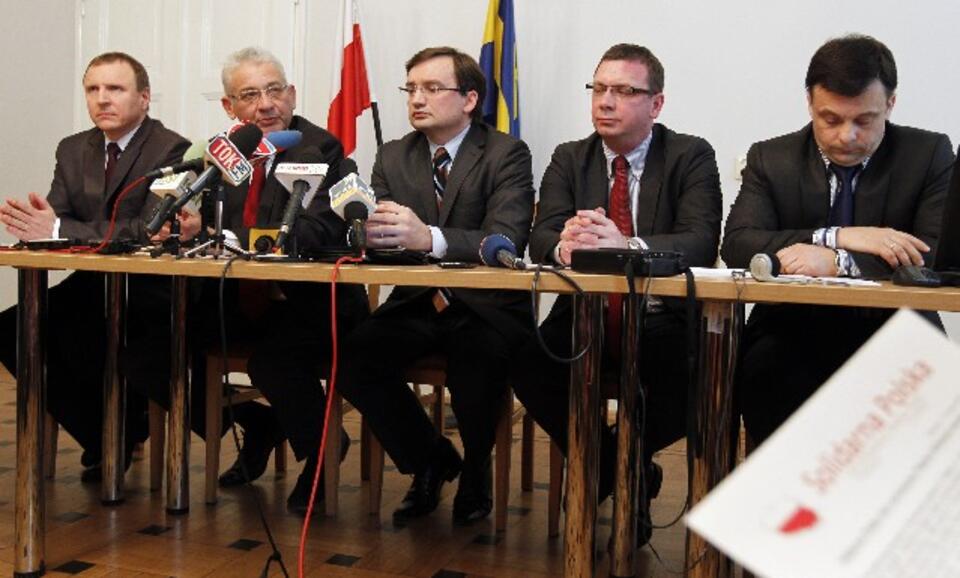 Politycy Solidarnej Polski: Zbigniew Ziobro, Jacek Kurski, Mariusz Orion-Jedrysek, Ludwik Dorn i radny Sejmiku Śląskiego Michał Wójcik podczas konferencji prasowej w Katowicach, 2 bm. PAP/Andrzej Grygiel