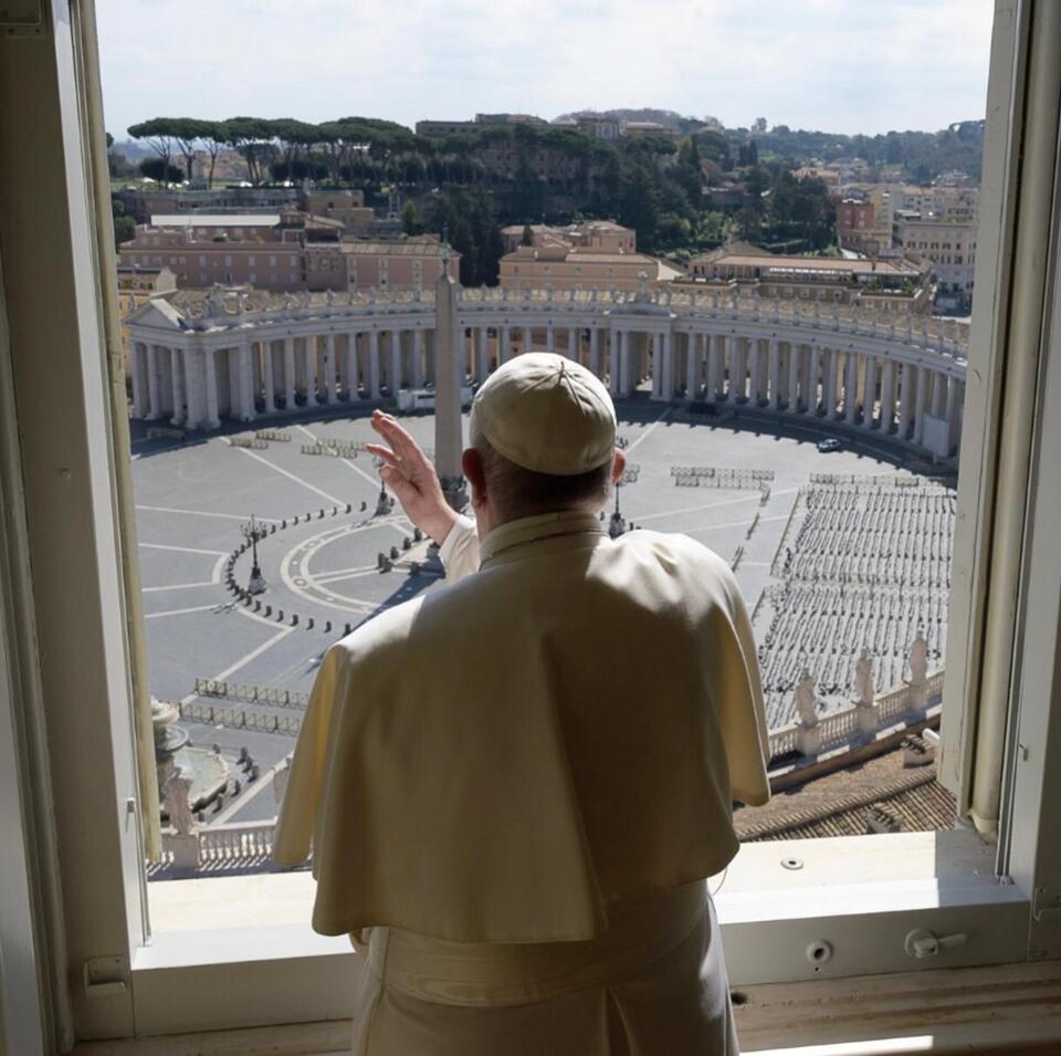 Papież Franciszek błogosławiący pusty plac św. Piotra w niedzielę. / autor: Vatican News