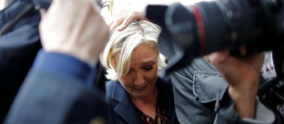 Le Pen obrzucona jajkami / autor: Fot. Youtube/screenshot/BFMTV