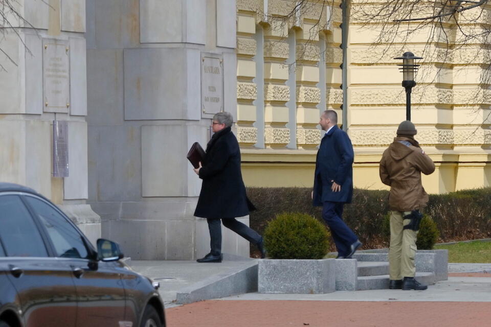 Szef BNN Paweł Soloch w drodze na posiedzenie rządowego zespołu kryzysowego. / autor: PAP/Mateusz Marek