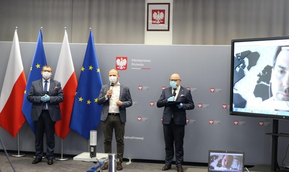 Na zdjęciu są od lewej: Paweł Kolczyński, wiceprezes ARP S.A.; Krzysztof Mazur wiceminister Rozwoju; Bartosz Sokoliński, dyrektor Biura Rozwoju i Innowacji ARP S.A. / autor: ARP