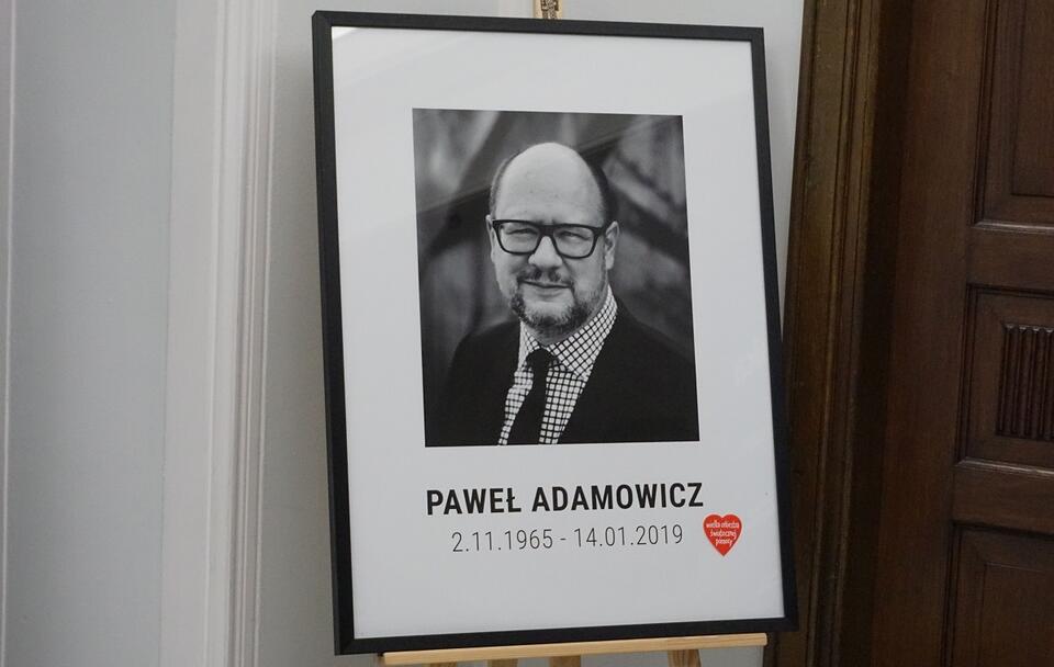 Portret śp. Pawła Adamowicza wystawiony w Sejmie przez posłów KO w 1. rocznicę śmierci prezydenta Gdańska / autor: Fratria