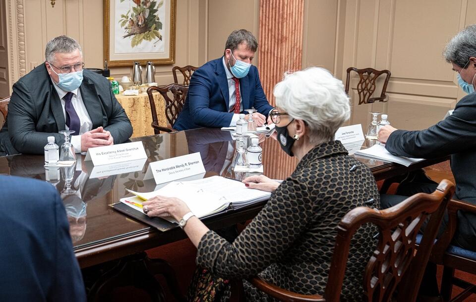 Podsekretarz Stanu USA Wendy Sherman podczas spotkania z wicepremierem Rosji Aleksiejem Owerczukiem / autor: Wendy Sherman/Twitter