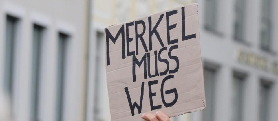 "Merkel musi odejść" (fot. PAP/EPA/SEBASTIAN WILLNOW)