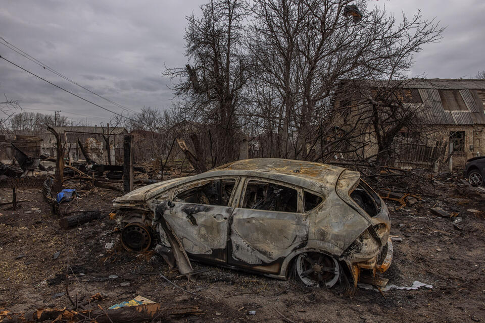 Zniszczony samochód w Buczy  / autor: PAP/EPA