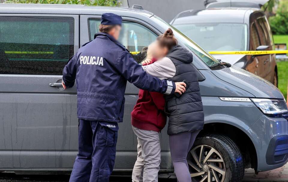 Policja i mieszkańcy w okolicy miejsca zbrodni w Barcicach / autor: PAP/Grzegorz Momot