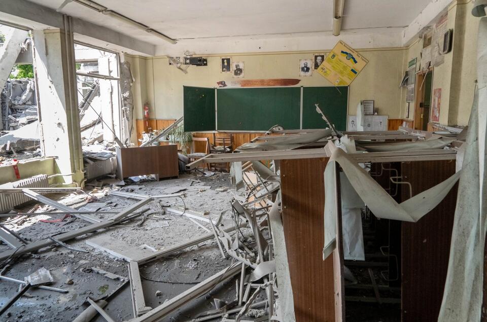 Zniszczona w wyniku rosyjskiego ostrzału rakietowego w nocy z 1 na 2 bm. szkoła nr 17 w Charkowie. / autor: PAP/Mykola Kalyeniak