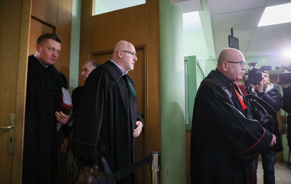 Obrońcy Zbigniewa Ziobry Bartosz Lewandowski (L) i Adam Gomoła (2L) oraz prokurator Piotr Woźniak (P) po posiedzeniu aresztowym w Sądzie Rejonowym dla Warszawy-Mokotowa / autor: PAP/Leszek Szymański