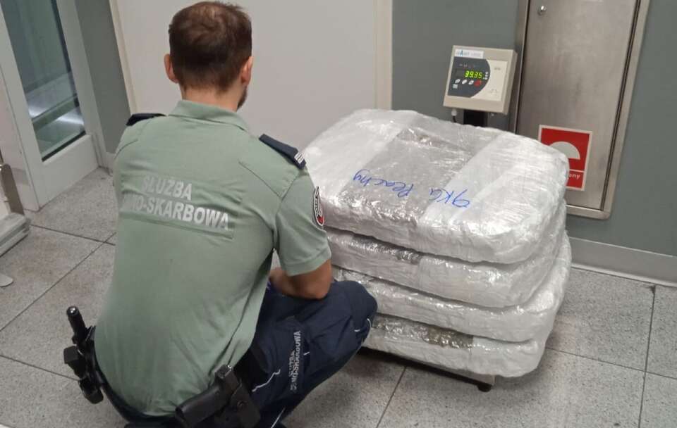 Przejęte narkotyki na wadze  / autor: KAS