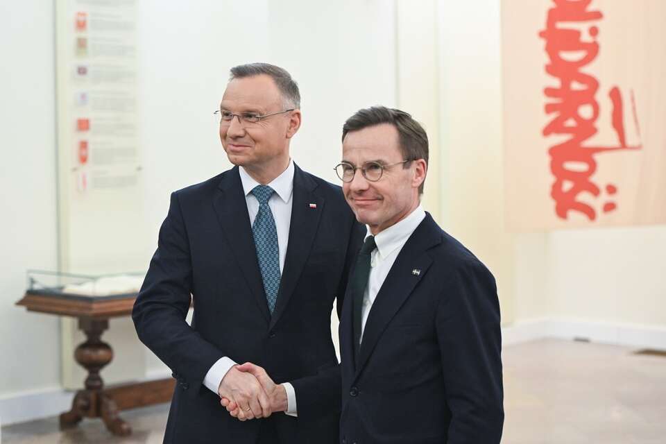 Prezydent RP Andrzej Duda oraz premier Szwecji Ulf Kristersson podczas powitania, przed spotkaniem w Pałacu Prezydenckim w Warszawie / autor: PAP/Radek Pietruszka