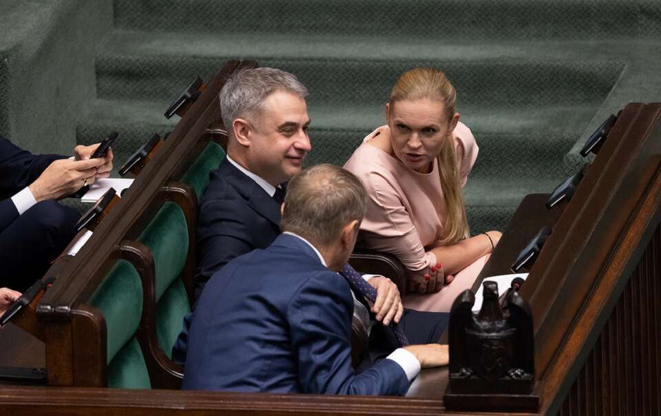 Premier Donald Tusk i minister Barbara Nowacka rozmawiają w ławach rządowych podczas posiedzenia Sejmu. W środku wicepremier Krzysztof Gawkowski / autor: Fratria